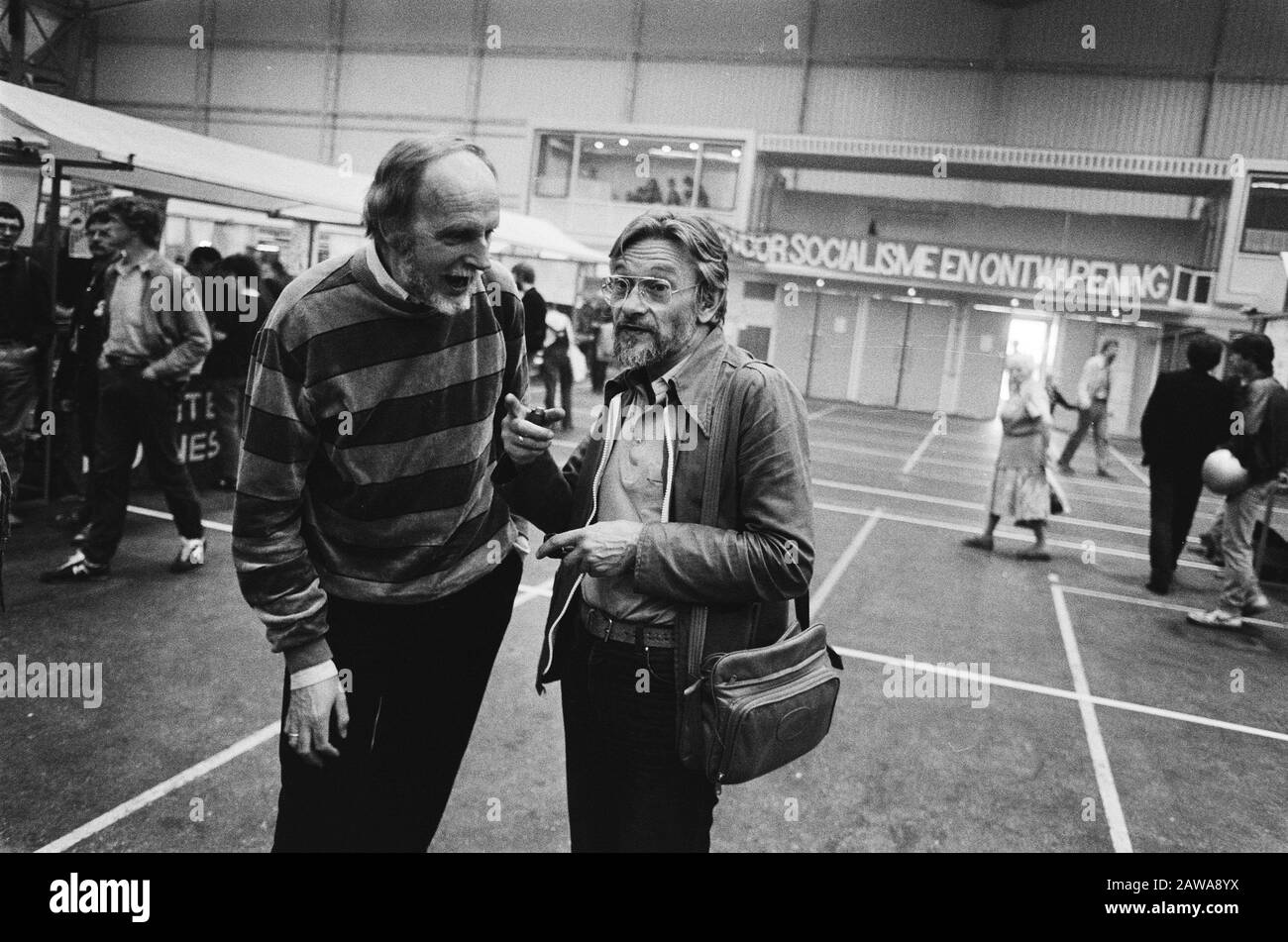 Manifestazione 25 anni PSP mostra hall a Hilversum; 2a, 3a: PSP-ers Kalma e Van der Lek colloqui Data: 22 maggio 1982 Località: Hilversum Parole Chiave: Interviste, manifestazioni Persona Nome: Sala espositiva, Kalma Foto Stock