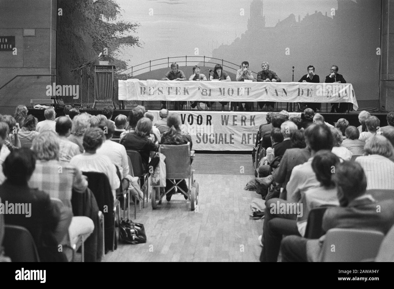 Manifestazione a Krasnapolsky sotto il motto: Mantenere il potere d'acquisto, per il lavoro e per il mantenimento del benessere Data: 28 agosto 1980 luogo: Amsterdam, Noord-Holland Parole Chiave: Dimostrazioni, previdenza sociale Istituto Nome: Krasnapolsky Foto Stock