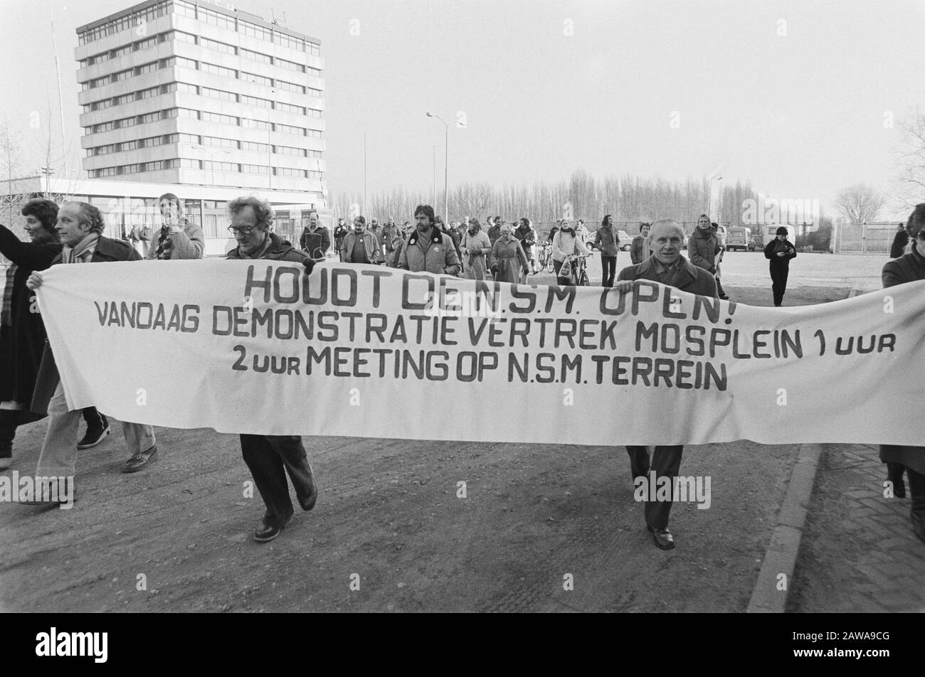 Manifestazione per motivi NSM Amsterdam per protestare mancanza di sostegno del governo, manifestanti con banner Data: 21 febbraio 1981 Località: Amsterdam, Noord-Holland Parole Chiave: Dimostrazioni manifestanti, proteste, banner Foto Stock