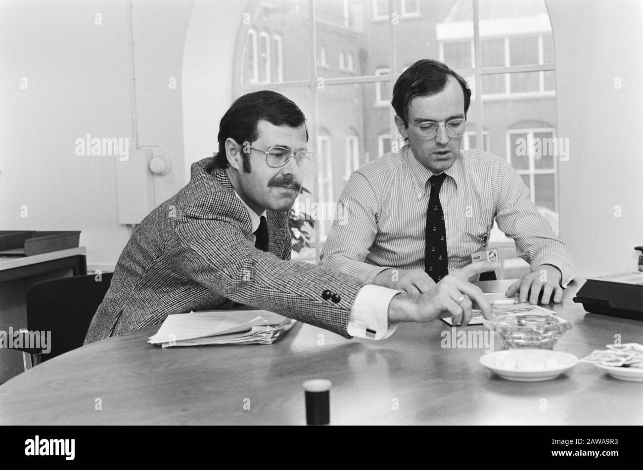 Uomini al tavolo nella sala di Amsterdam Data: 6 febbraio 1981 Località: Amsterdam, Noord-Holland Parole Chiave: Documenti, città, uomini, mobili, fumatore : Dijk, Hans van / Anefo, Copyright Titolare: Archivi nazionali Tipo Di Materiale: Negativo (bianco / nero) numero di inventario archivio: Vedi accesso 2.24.01.05 Foto Stock