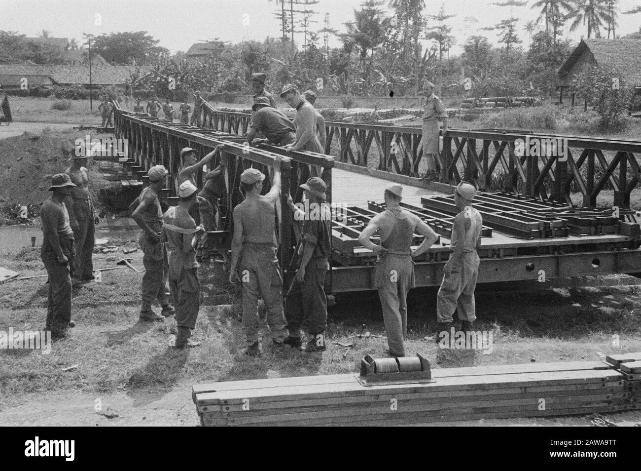 Costruzione di un Bailey Bridge Men of Genius montaggio di un Bailey Bridge Data: 1946 luogo: Indonesia Dutch East Indies Foto Stock