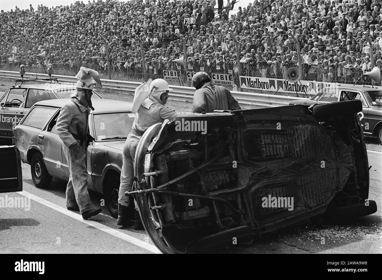 A terra, in mare e in aria, tiro per il programma TROS TV concorso di inversione al circuito Zandvoort descrizione: Uomini in una auto inclinata Data: 24 luglio 1979 posizione: Nord-Olanda, Zandvoort Parole Chiave: Automobili, piste, pubblico, programmi televisivi, giochi, colpi di lavoro Istituto Nome: Tros Foto Stock