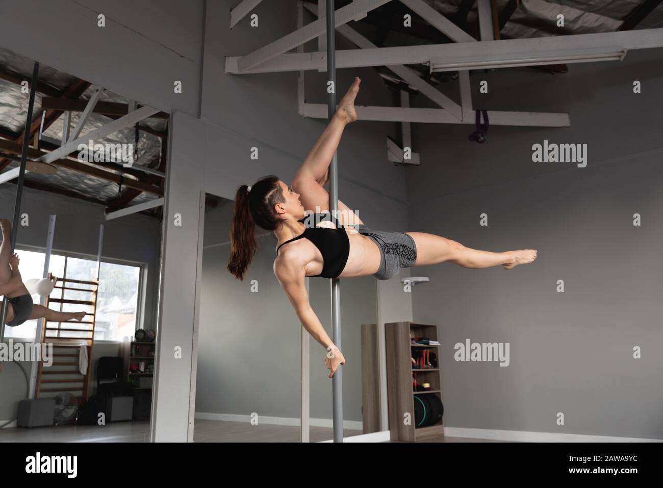 Donna caucasica danza polare Foto stock - Alamy