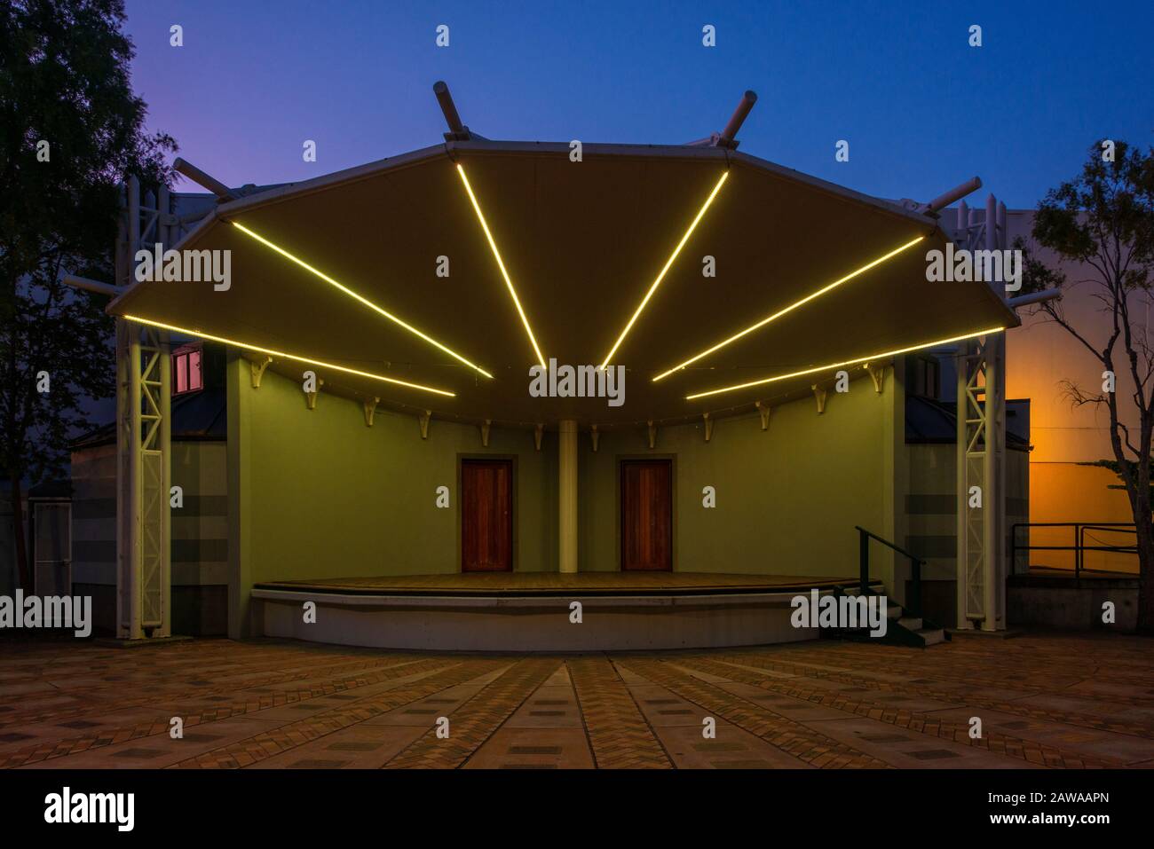 Padiglione illuminato con illuminazione a striscia radiante, a Whanganui, sulla costa occidentale nell'isola nord della Nuova Zelanda Foto Stock