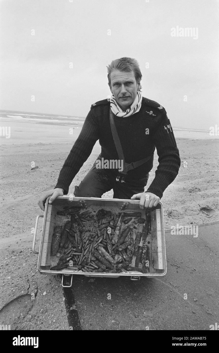 Marine incoraggia munizioni sulla spiaggia a Callantsoog; membro di immersione e rimuovere gruppo lavorando con metallo Data: 27 marzo 1987 Località: Callantsoog Parole Chiave: Munizioni, spiagge Nome istituzione: Marino Foto Stock
