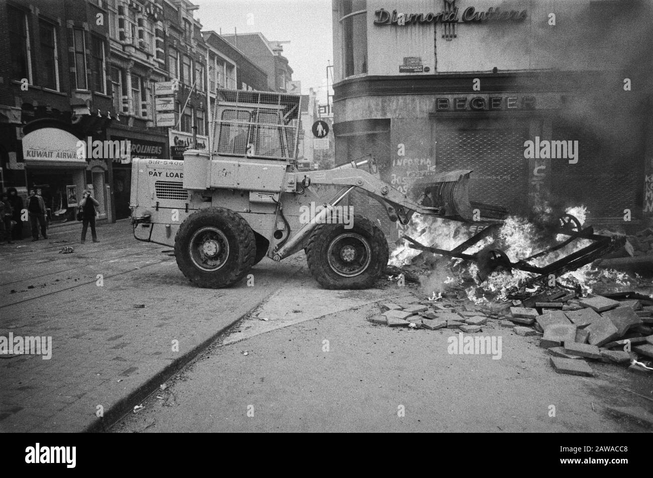 Evacuazione di uno squat a Prinsengracht 715 ad Amsterdam ME pulisce usando una pala una barricata bruciante Data: 9 febbraio 1981 Località: Amsterdam, Noord-Holland Prinsengracht Parole Chiave : bruciore, edifici, squatter, macchine, unità mobile, sfratti, barricate di polizia Foto Stock