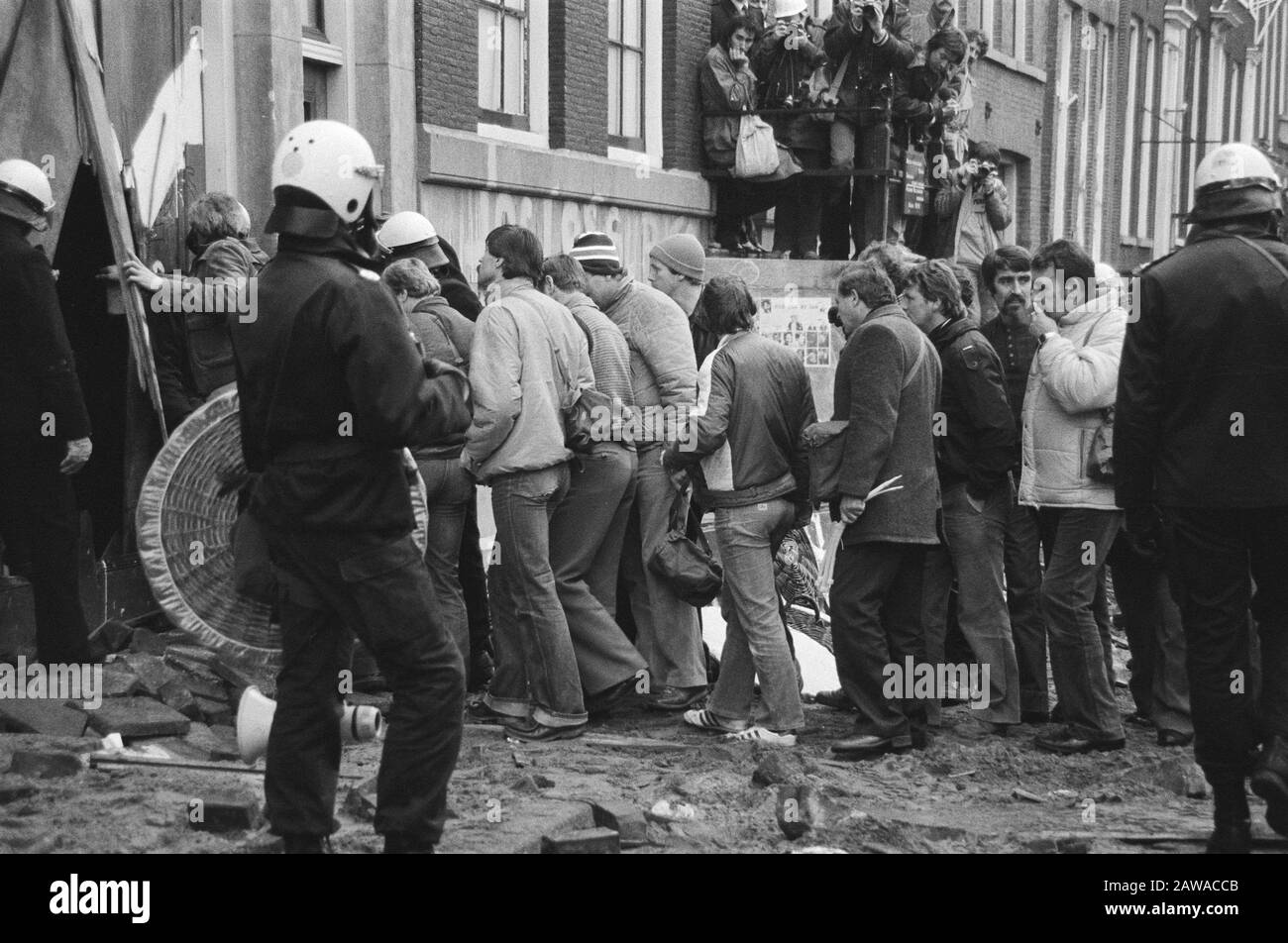 Evacuazione di uno squat a Prinsengracht 715 ad Amsterdam ME e agenti di abbigliamento della squadra SWAT per la proprietà Data: 9 febbraio 1981 luogo: Amsterdam, Noord-Holland Prinsengracht Parole Chiave : dimostrazioni, edifici, squatters, unità mobile, sfratti, barricate di polizia Foto Stock