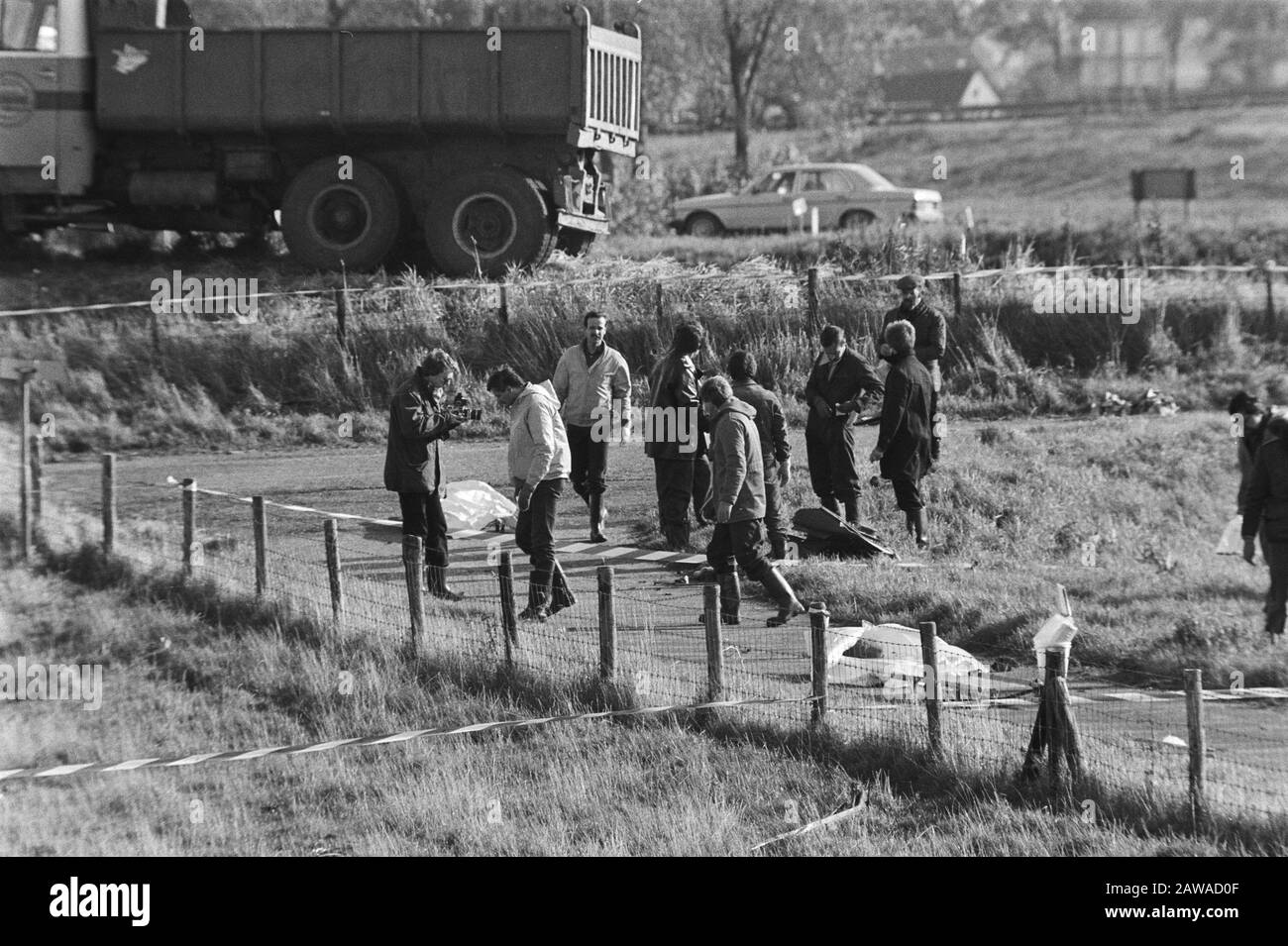 Grandi studi a Moerdijk, dove ieri una Fellowship del NLM schiantò I Dipendenti del team di ricerca alla ricerca di resti Data: 7 ottobre 1981 Località: Moerdijk, Brabante Nord Parole Chiave: Fokker Fellowship , indagini, disastri, aeromobili Foto Stock Grandi studi a Moerdijk, dove ieri una Fellowship del NLM schiantò I Dipendenti del team di ricerca alla ricerca di resti Data: 7 ottobre 1981 Località: Moerdijk, Brabante Nord Parole Chiave: Fokker Fellowship , indagini, disastri, aeromobili Foto Stock