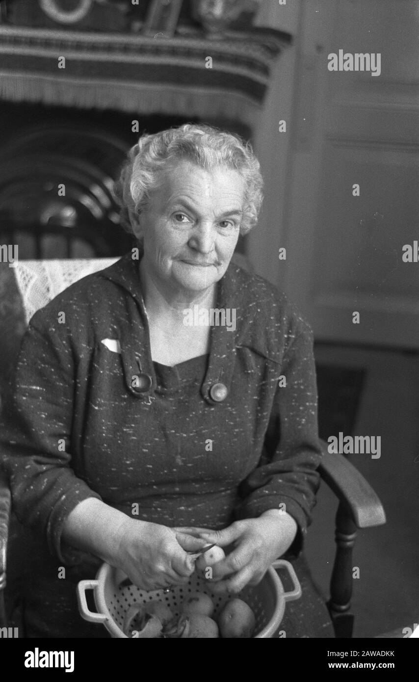 Miss A. Boutier è 30 anni di gestione con la stessa famiglia Data: 14 marzo 1960 Parole Chiave: Housekepers Persona Nome: Boutier, A. Foto Stock