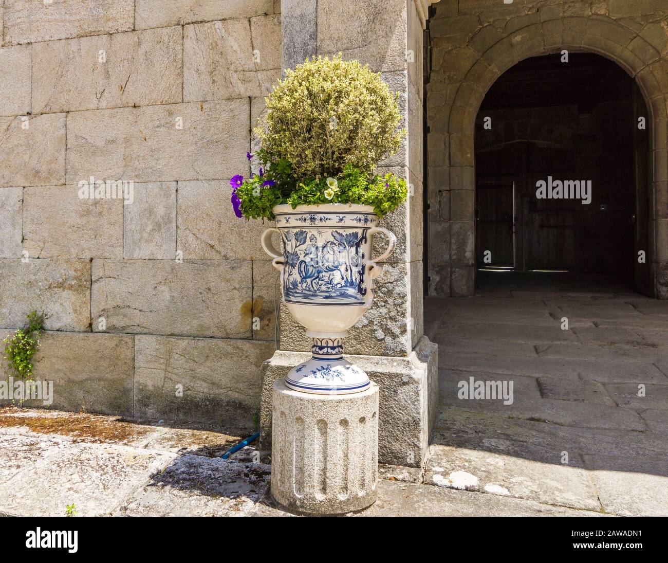 vaso in ceramica con fiori Foto Stock