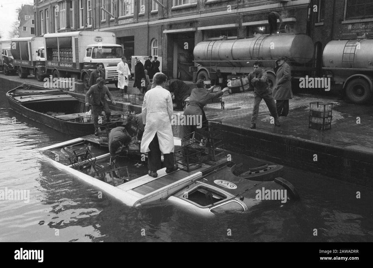 Macchina del latte Shoot il freno a mano nel Lijnbaansgracht Data: 6 febbraio 1961 Parole Chiave: Milk AUTOS, canali Foto Stock