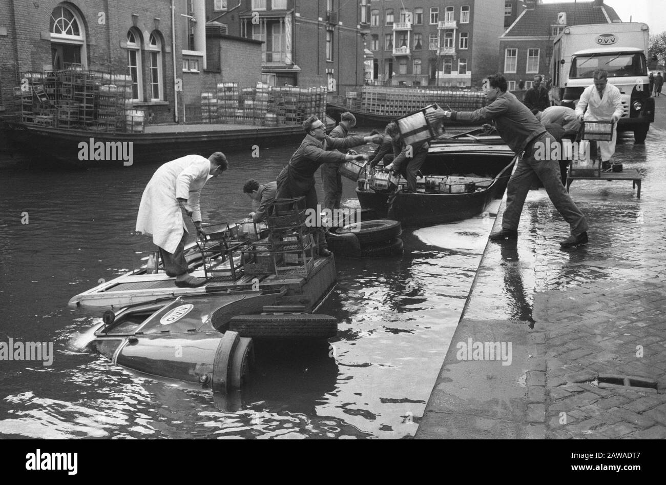 Macchina del latte Shoot il freno a mano nel Lijnbaansgracht Data: 6 febbraio 1961 Parole Chiave: Milk AUTOS, canali Foto Stock