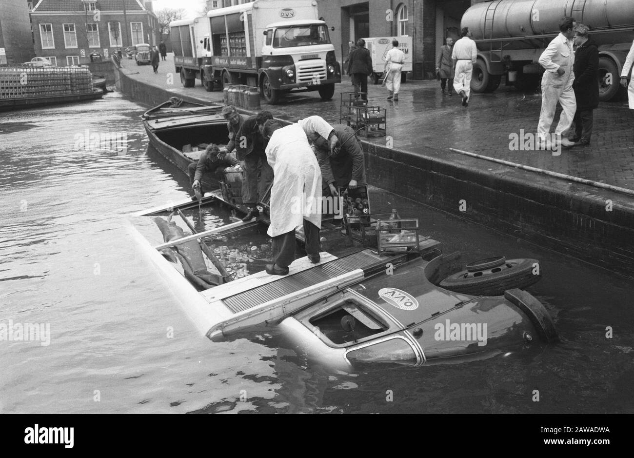 Macchina del latte Shoot il freno a mano nel Lijnbaansgracht Data: 6 febbraio 1961 Parole Chiave: Milk AUTOS, canali Foto Stock