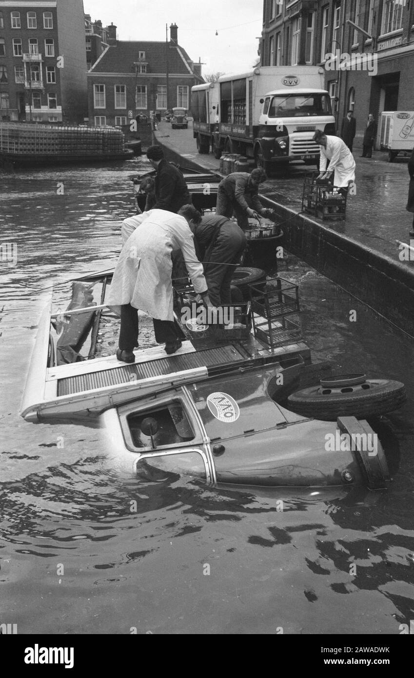 Macchina del latte Shoot il freno a mano nel Lijnbaansgracht Data: 6 febbraio 1961 Parole Chiave: Milk AUTOS, canali Foto Stock