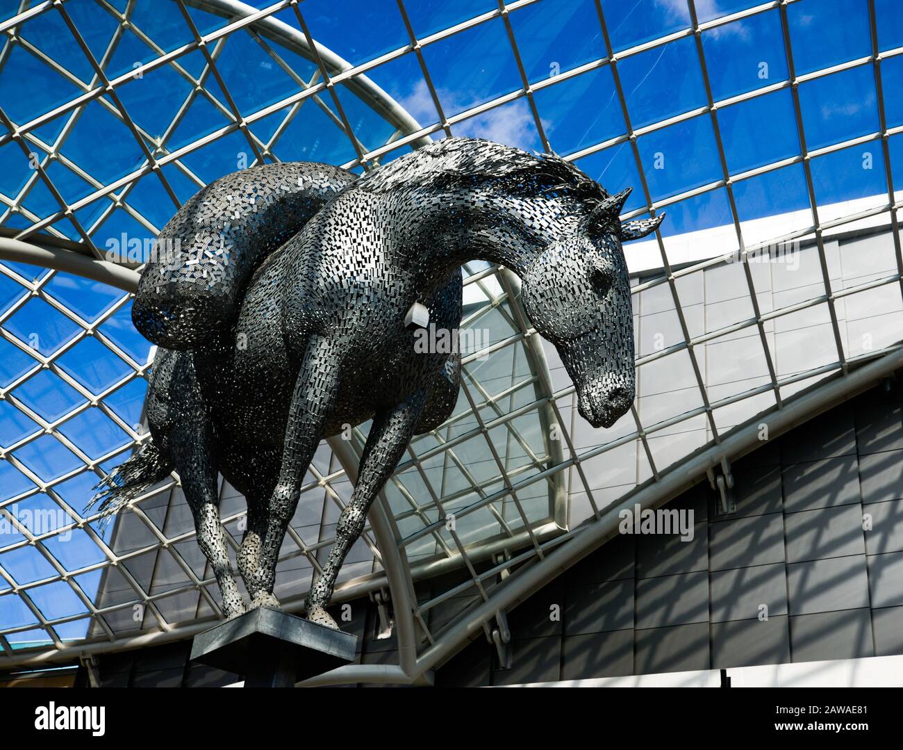 Equus Altus, o The High Horse, una scultura dell'artista scozzese Andy Scott può essere vista nell'atrio di vetro del centro commerciale Trinity Leeds a Leeds. Foto Stock