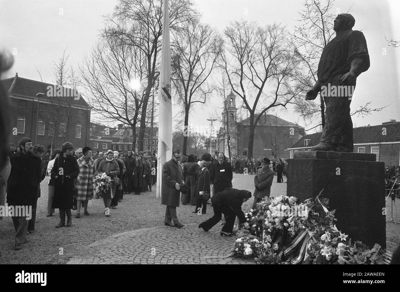 Commemorazione dello sciopero di febbraio Al Docker Persone laici fiori Data: 25 febbraio 1974 luogo: Amsterdam, Noord-Holland Parole Chiave: Fiori, memoriale Foto Stock