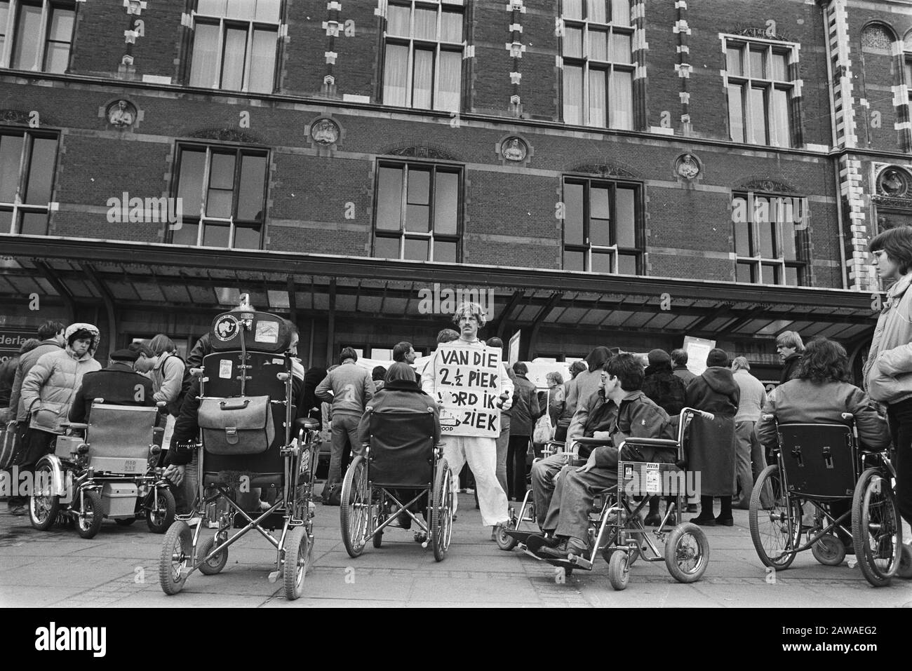 Protesta per disabili contro la scarsa accessibilità della Stazione Centrale di Amsterdam Persone in carrozzina alla Stazione Centrale Data: 19 febbraio 1983 luogo: Amsterdam, Noord-Holland Parole Chiave: Dimostrazioni, disabili : Croes, Rob C. / Anefo Copyright Titolare: Archivi nazionali Tipo Di Materiale: Negativo (bianco/nero) numero di inventario archivio: Vedi accesso 2.24.01.05 Foto Stock