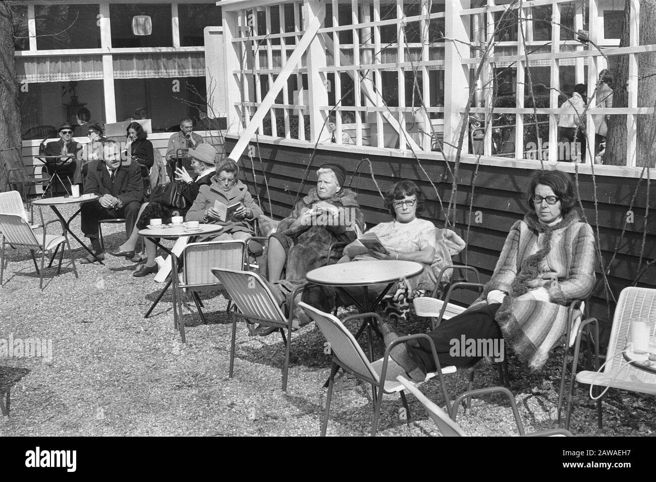 Persone al banco al sole in Vondelpark Data: 14 marzo 1972 Ubicazione: Amsterdam, Noord-Holland, Vondelpark Foto Stock