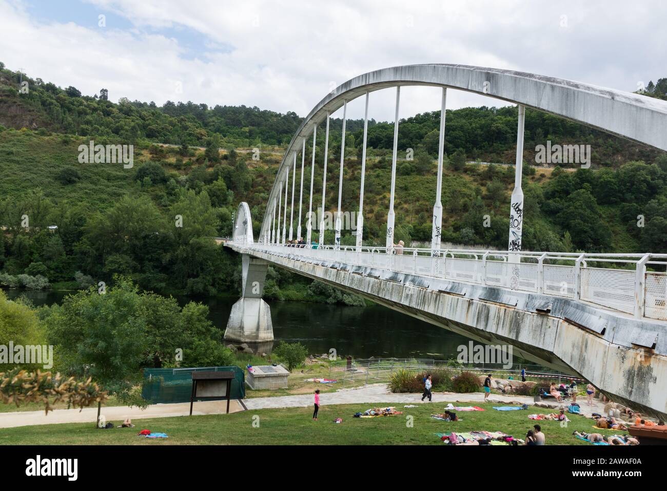 Ponte sul fiume con piscine termali Foto Stock