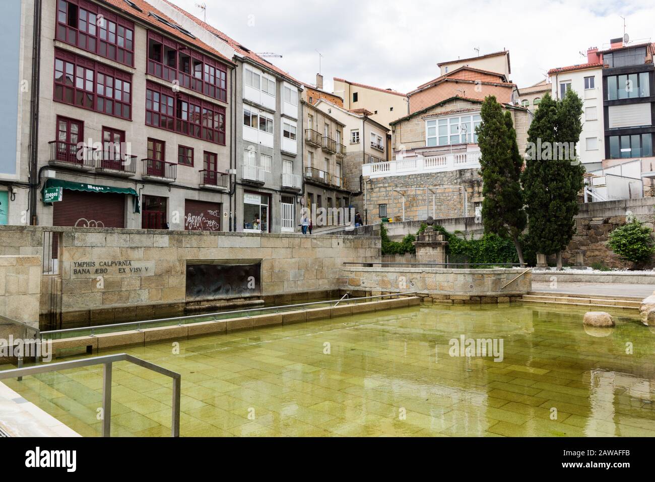 piscina termale in città Foto Stock