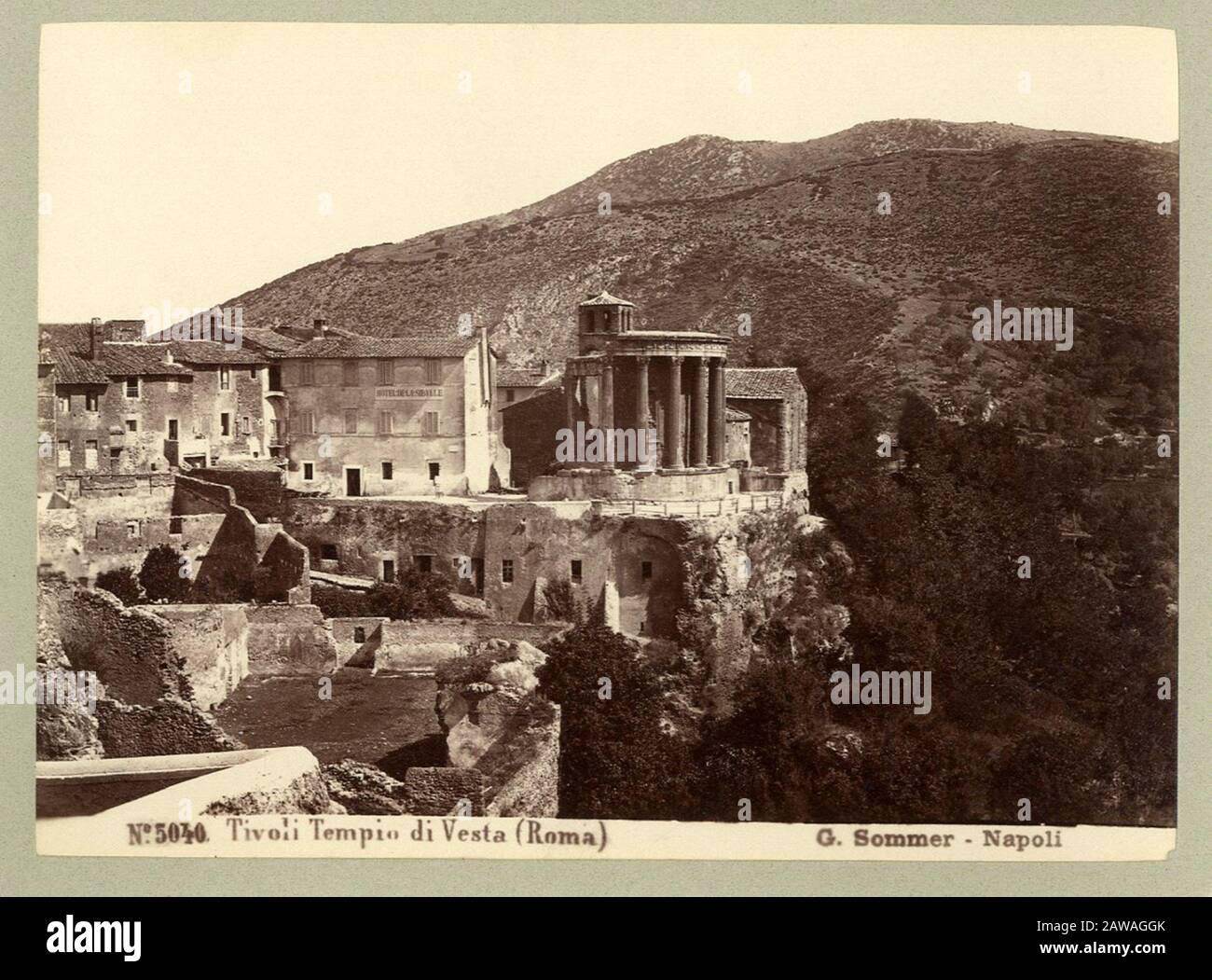 1875 ca. , TIVOLI , ROMA , ITALIA : il Tempio di Vesta e il Tempio della Sibilla A TIVOLI . Foto DI Giorgio Sommer - ITALIA - FOTO STORICHE - HIST Foto Stock