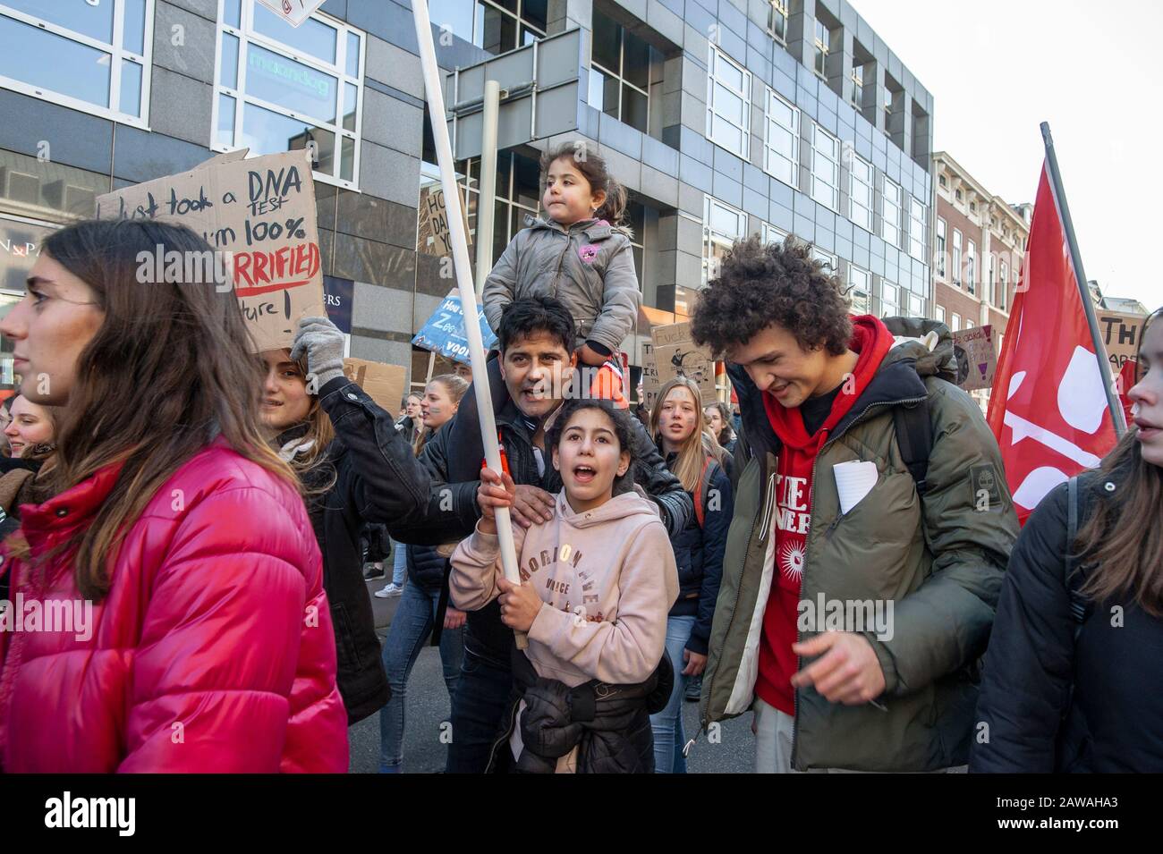 Malieveld & The Hague City Centre, Paesi Bassi. Venerdì 7th febbraio, 2020. "Gioventù per il clima" la prima manifestazione principale sul clima dell'Aia del 2020. Questo pomeriggio ha preso parte ad una folla stimata di 1500 studenti. Credit: Charles M. Vella/Alamy Live News Foto Stock