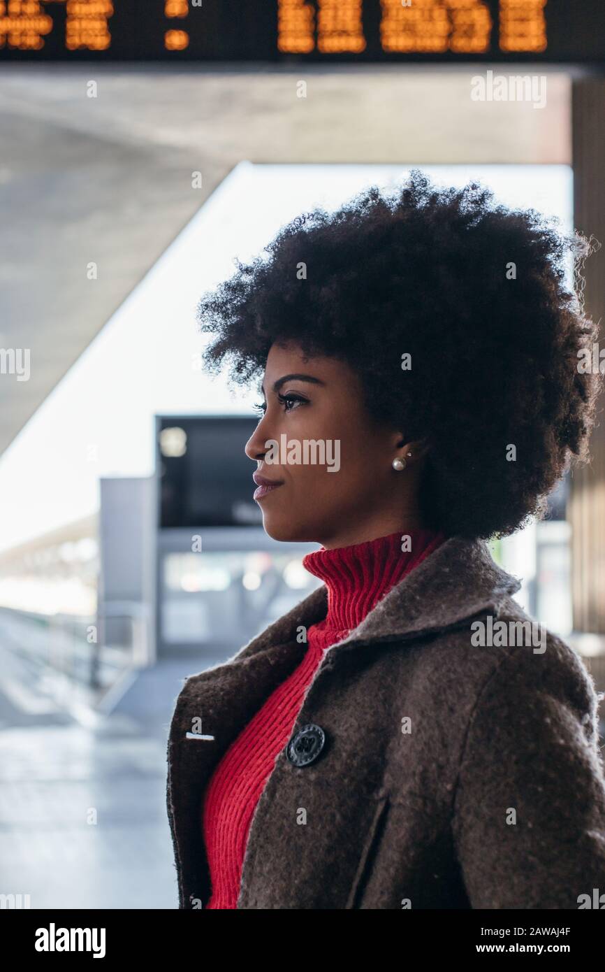 Ritratto di una donna d'affari alla stazione ferroviaria Foto Stock