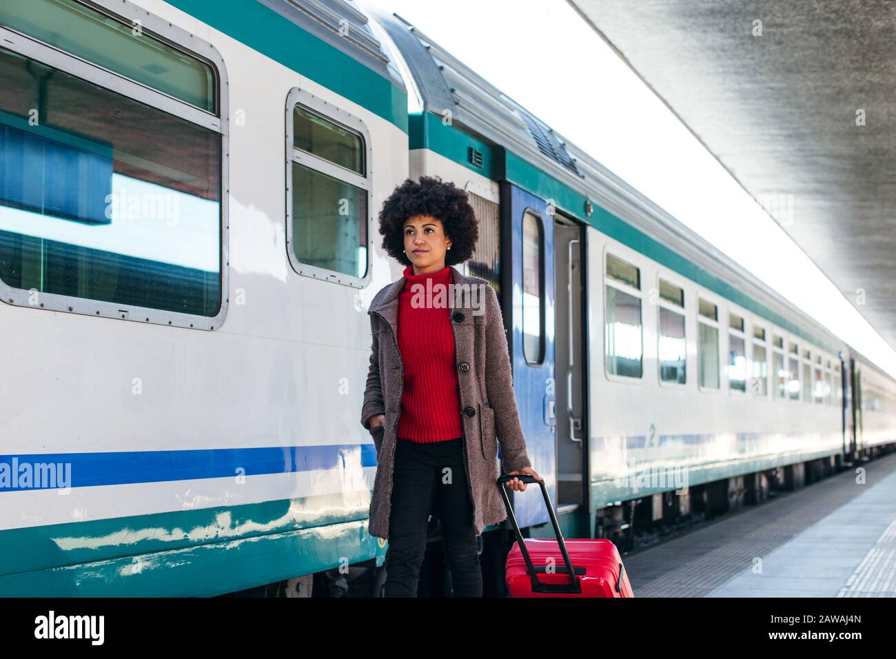 Donna elegante che va per un viaggio d'affari in treno Foto Stock