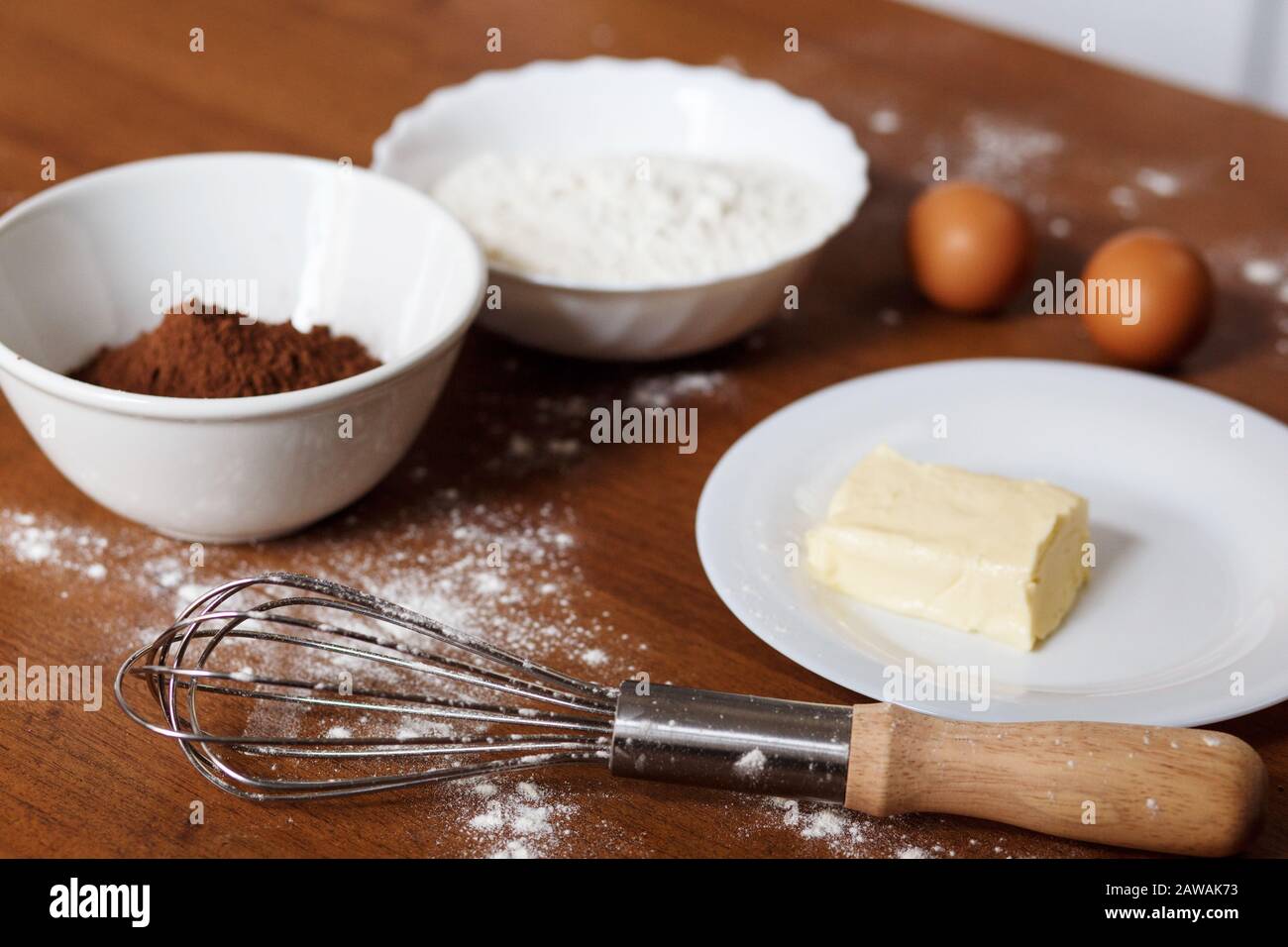 Gli ingredienti necessari per preparare cupcake di cioccolato fatti in casa Foto Stock