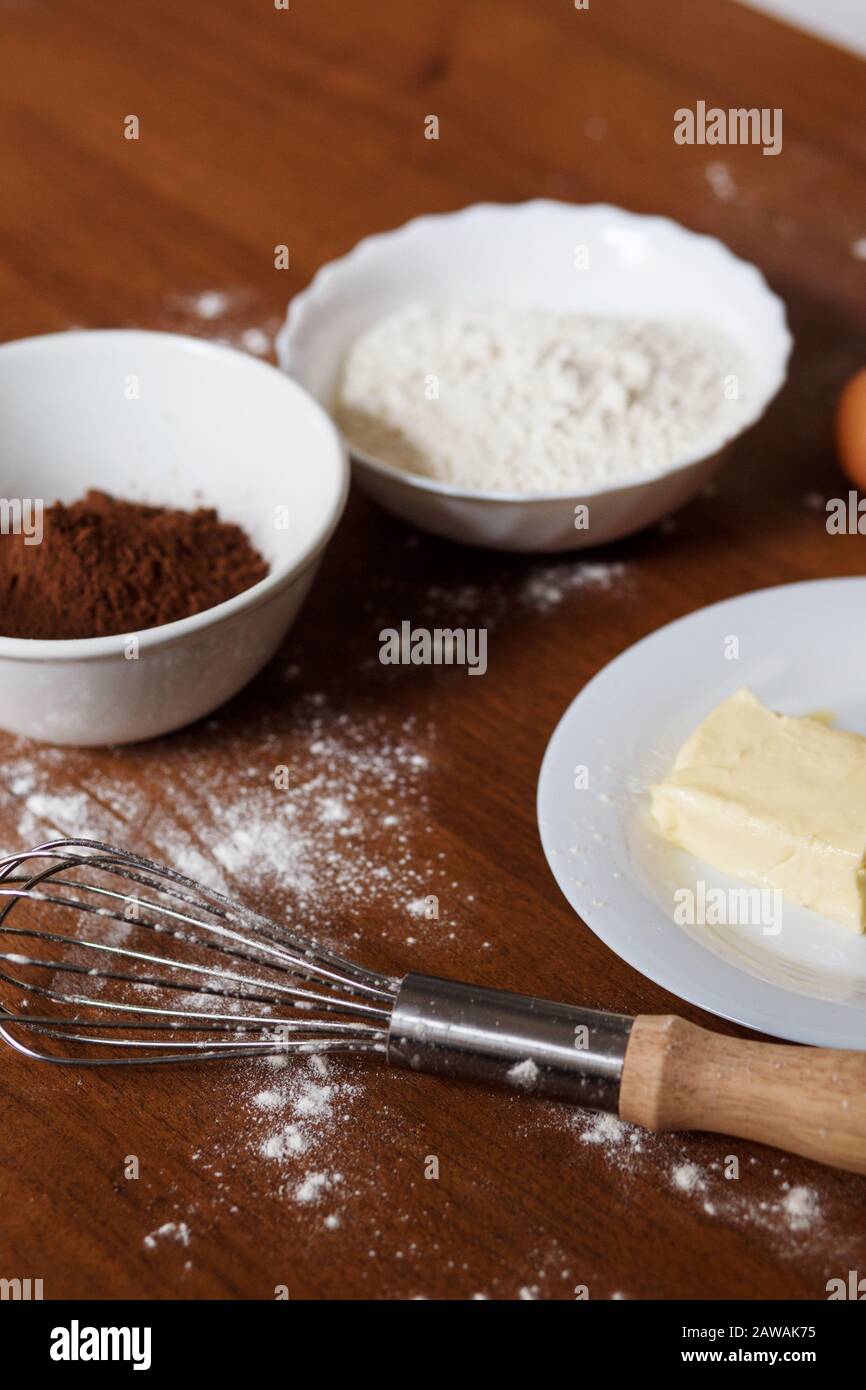 Gli ingredienti necessari per preparare cupcake di cioccolato fatti in casa Foto Stock