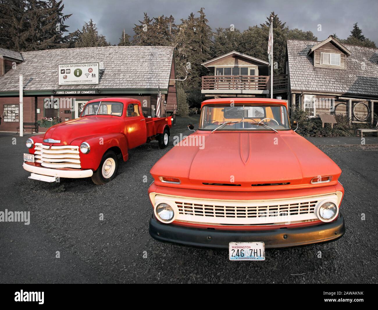 Chevy Trucks di fronte al Forks Visitor Center e al museo del legno a Forks Washington. Il camion di sinistra è un Chevy 1953, che prevede il truc di Bella Swan Foto Stock