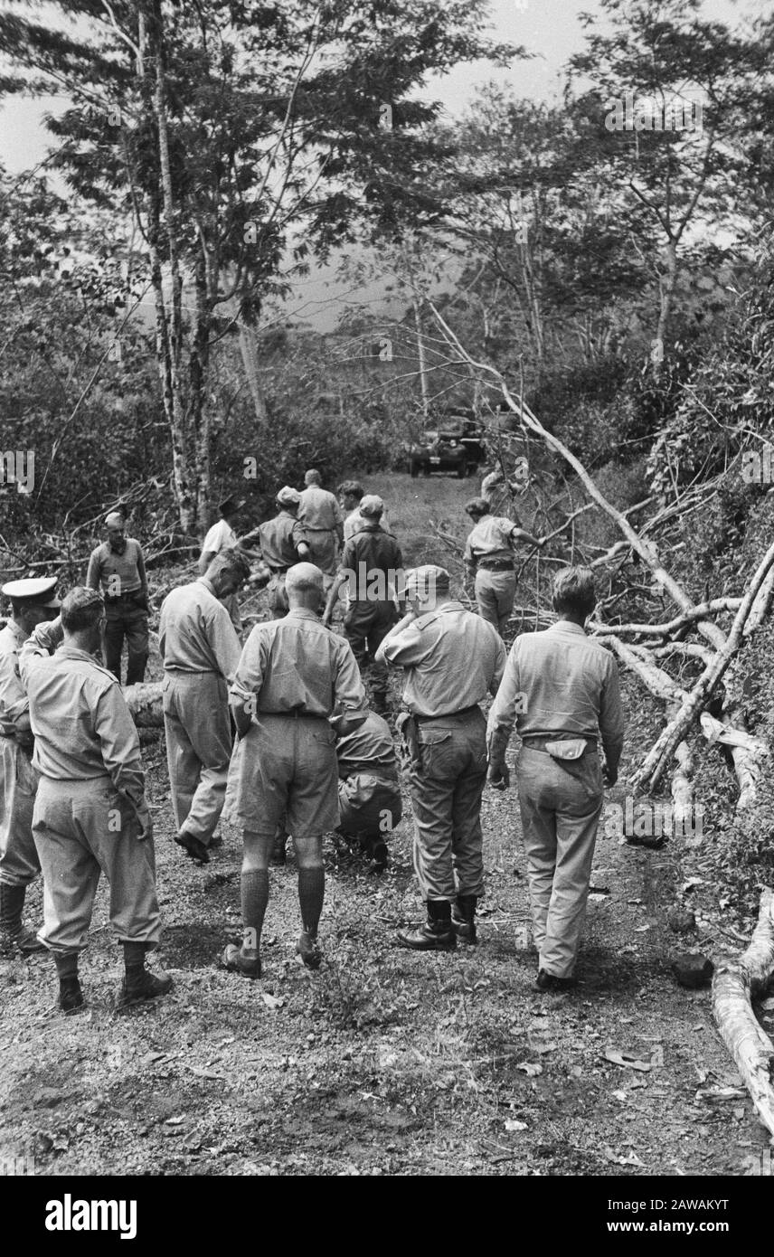 Diverse società di tè a Patoehase a Z. W. Bandung [aiuti militari nella rimozione di tronchi / barriere] Data: 26 febbraio 1948 Località: Bandung, Indonesia, Indie orientali olandesi, Patuhase Foto Stock