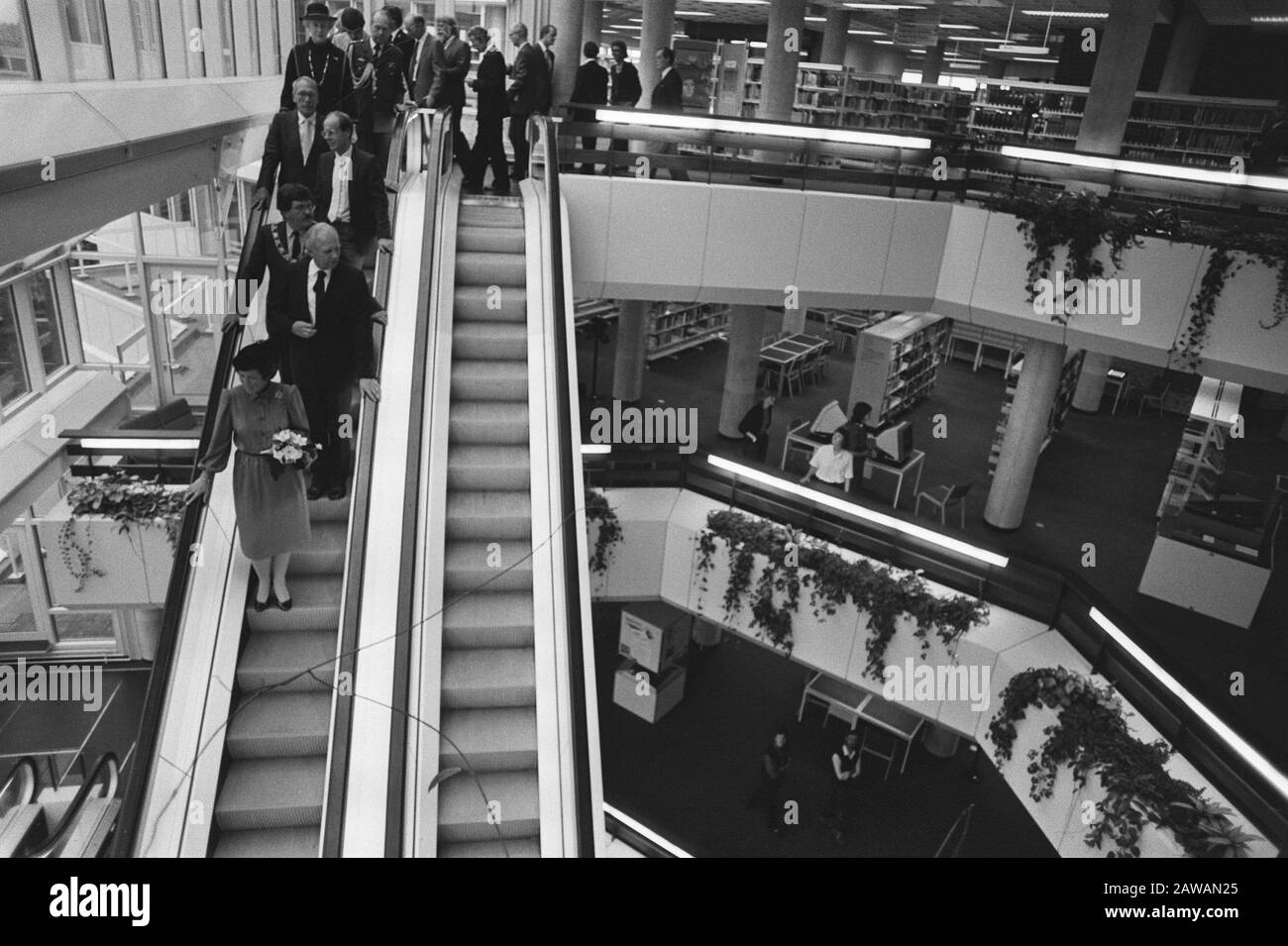 Queen Beatrix apre la nuova Biblioteca Centrale di Rotterdam Regina Beatrix delle scale mobili nel nuovo edificio dietro il suo sindaco Pepper Data: 7 ottobre 1983 Località: Rotterdam, Sud Olanda Parole Chiave: Biblioteche, sindaci, regine, aperture Persona Nome: Beatrix (regina Olanda), Pepper, Bram Foto Stock