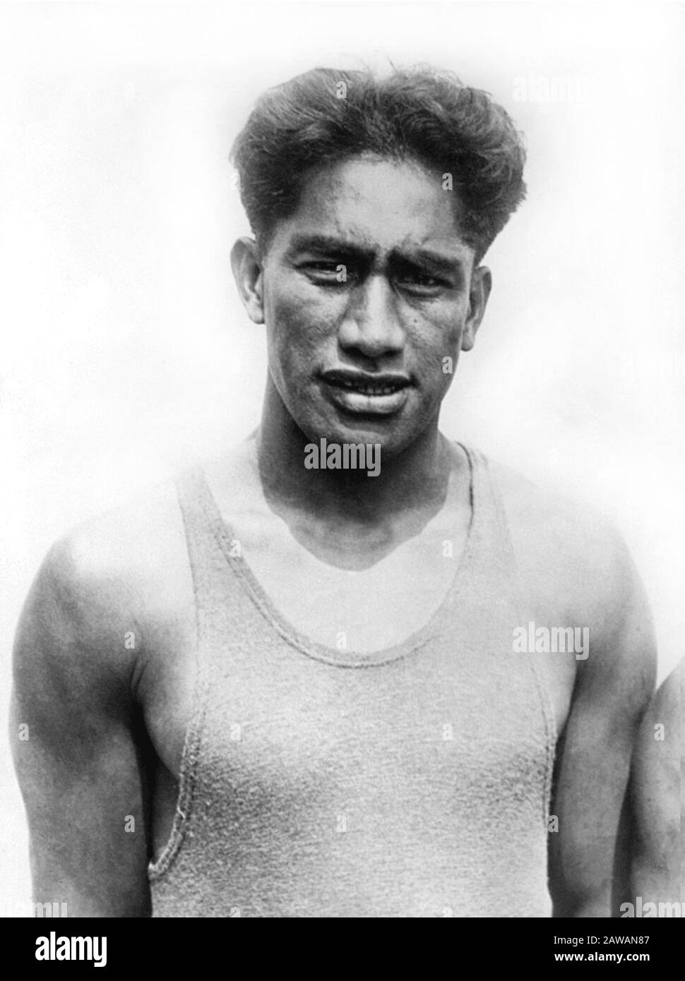 1924 ca : Il famoso nuotatore hawaiano e surfista DUKE Paoa Kahinu Mokoe Hulikohola KAHANAMOKU ( 1890 - 1968 ) al momento del gioco delle Olimpiadi di Parigi 1924 Foto Stock