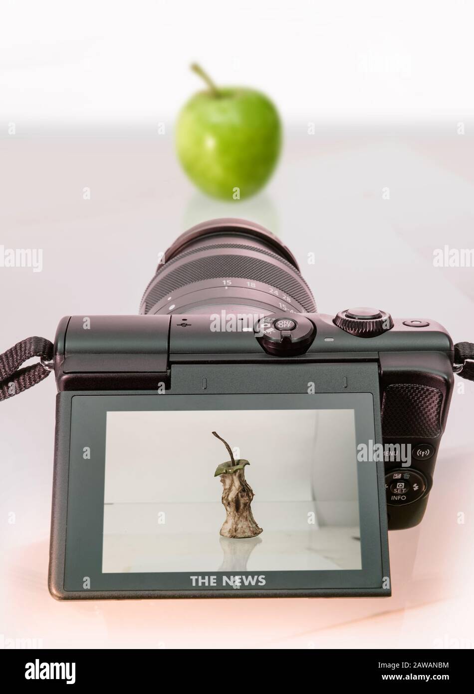 La realtà dei fatti è pervertita dietro lo schermo della telecamera, presentando al pubblico esattamente il contrario, il bene presentato come marcio. Foto Stock
