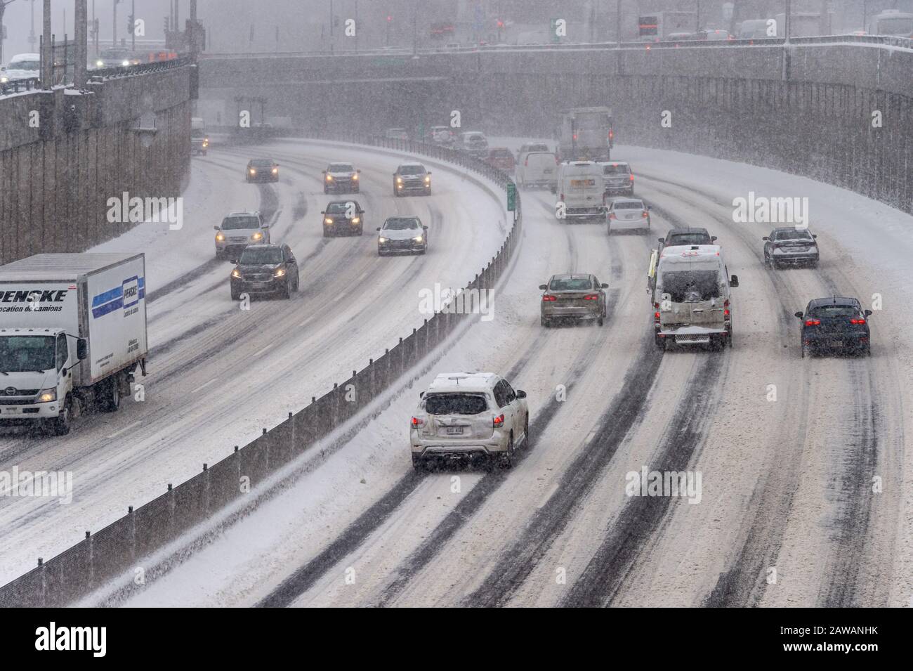 Montreal, Ca - 7 Febbraio 2020: Traffico Sulla Decarie Highway Durante Snow Storm Foto Stock