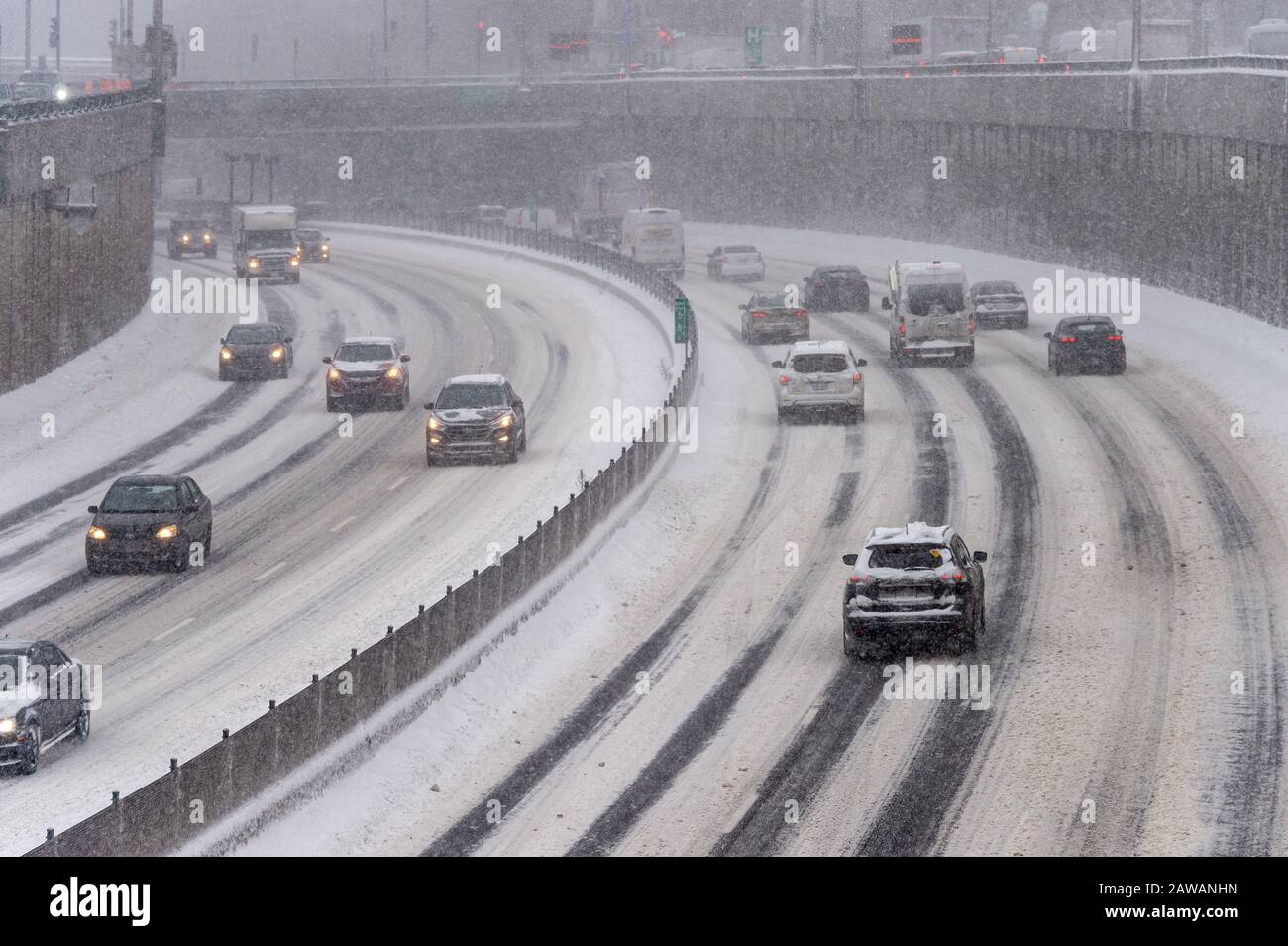 Montreal, Ca - 7 Febbraio 2020: Traffico Sulla Decarie Highway Durante Snow Storm Foto Stock