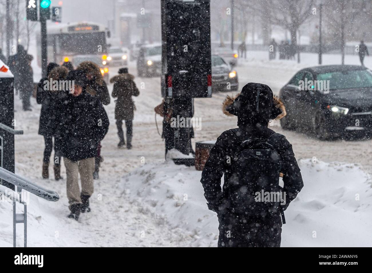 Montreal, CA - 7 febbraio 2020: Pedoni che camminano nel centro di Montreal durante la tempesta di neve. Foto Stock