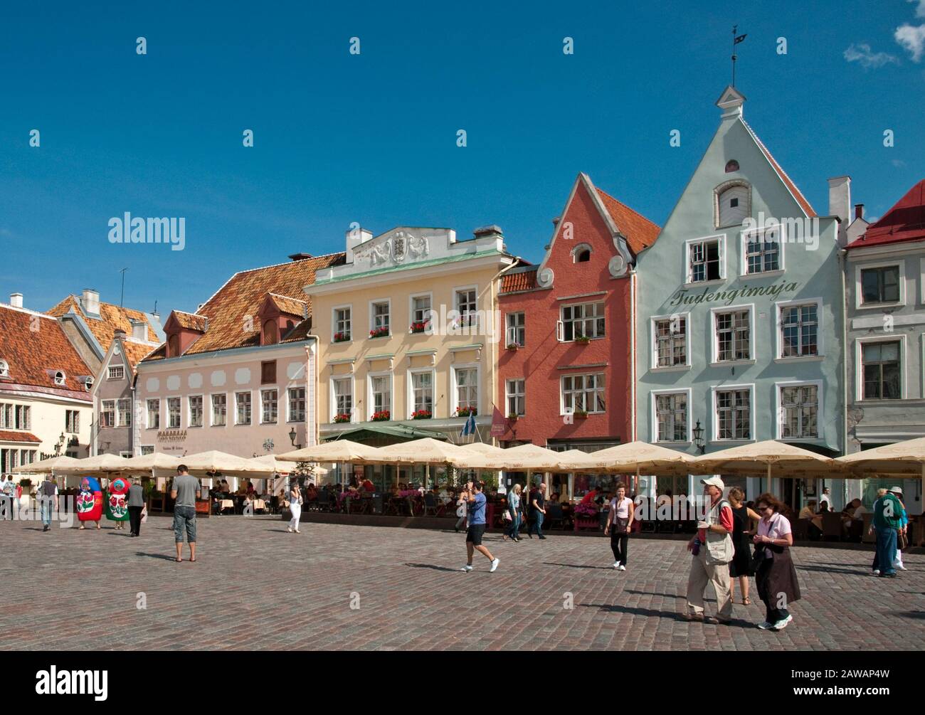 Raekoja Plats (Piazza Municipio) a Tallinn in Estonia Foto Stock