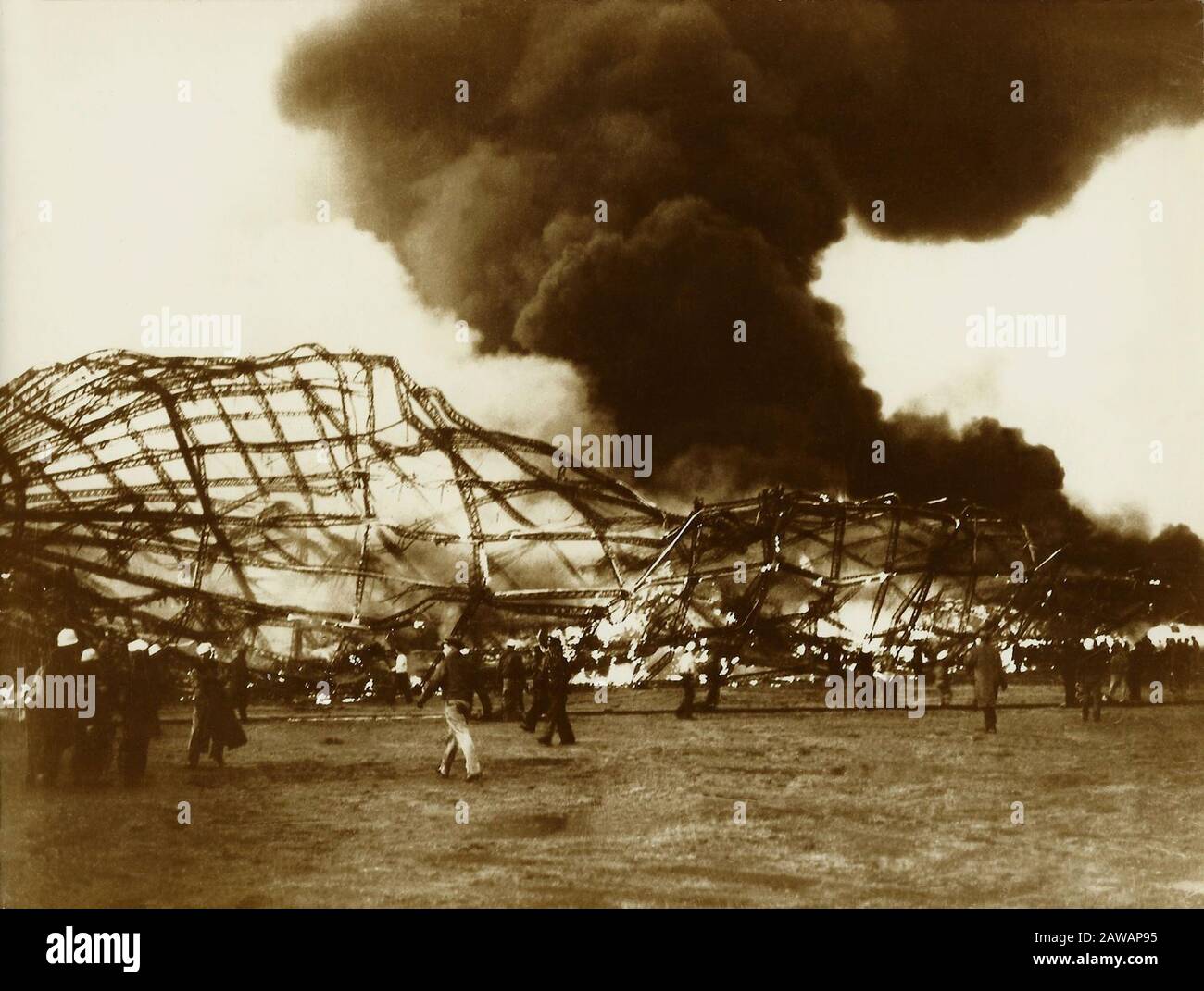 1937 , 6 maggio , LAKEHURST , USA : la nave da capelli tedesca ZEPPELIN HINDENBURG esplosione di fuoco tragedia a Lakehurst vicino A NEW YORK .- AIRSHIP - DISASTRO AEREO Foto Stock