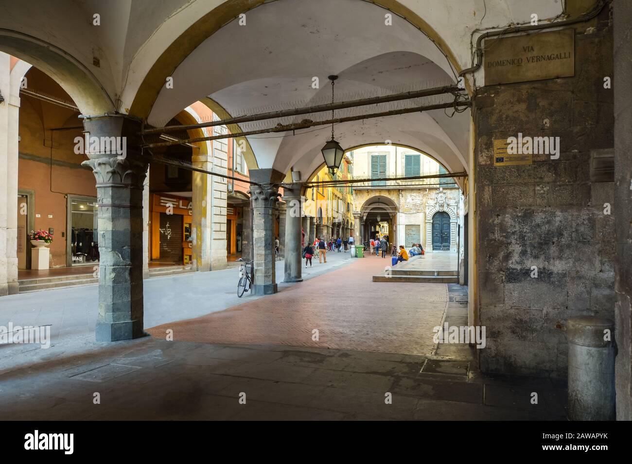 Uno dei tanti portici coperti nel centro storico di Pisa, Italia. Foto Stock
