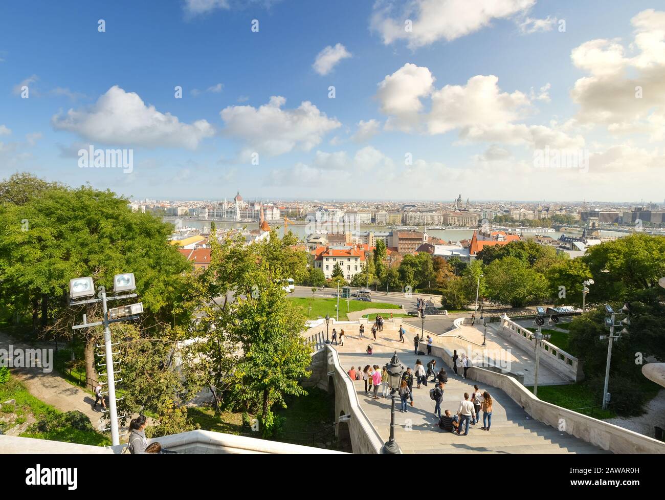 I turisti camminano sulla lunga scalinata dal complesso del Castello di Buda, con l'edificio del Parlamento e il Danubio in vista sotto. Foto Stock