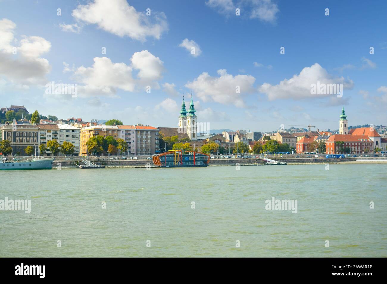 Chiesa di Sant'Anna sul lato Buda del Danubio è visibile da una barca sul Danubio a Budapest, Ungheria Foto Stock