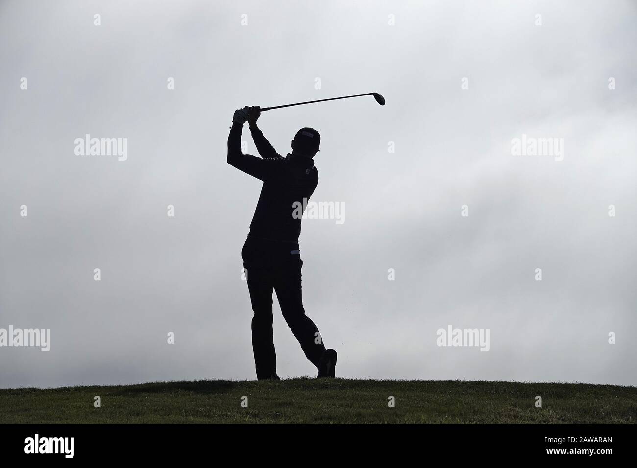 Spiaggia di ciottoli, Stati Uniti. 07th Feb, 2020. Monterey, California, USA Febbraio 7th 2020 Il Golfista guida fuori il tee nel luminoso mare Haar Mist presso il Monterey Peninsular Country Club il secondo giorno dell'evento AT&T Pro-Am PGA Golf a Pebble Beach Credit: Motofoto/Alamy Live News Foto Stock