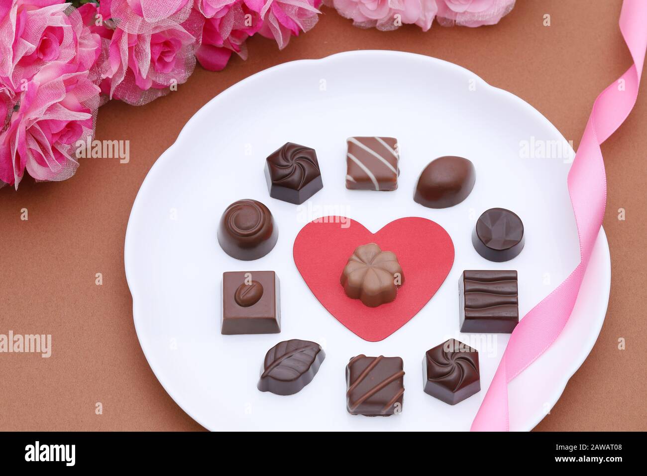 Cioccolato assortito con cuore su piatto per il giorno delle San Valentino giapponesi Foto Stock