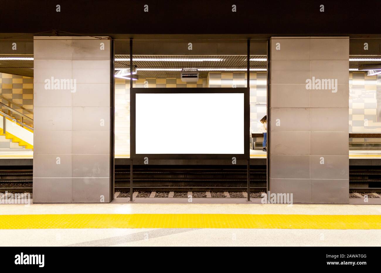 Tabellone per le fatture in bianco presso la stazione dei passeggeri della metropolitana. Area di scrittura per la pubblicità. Spazio di copia Foto Stock