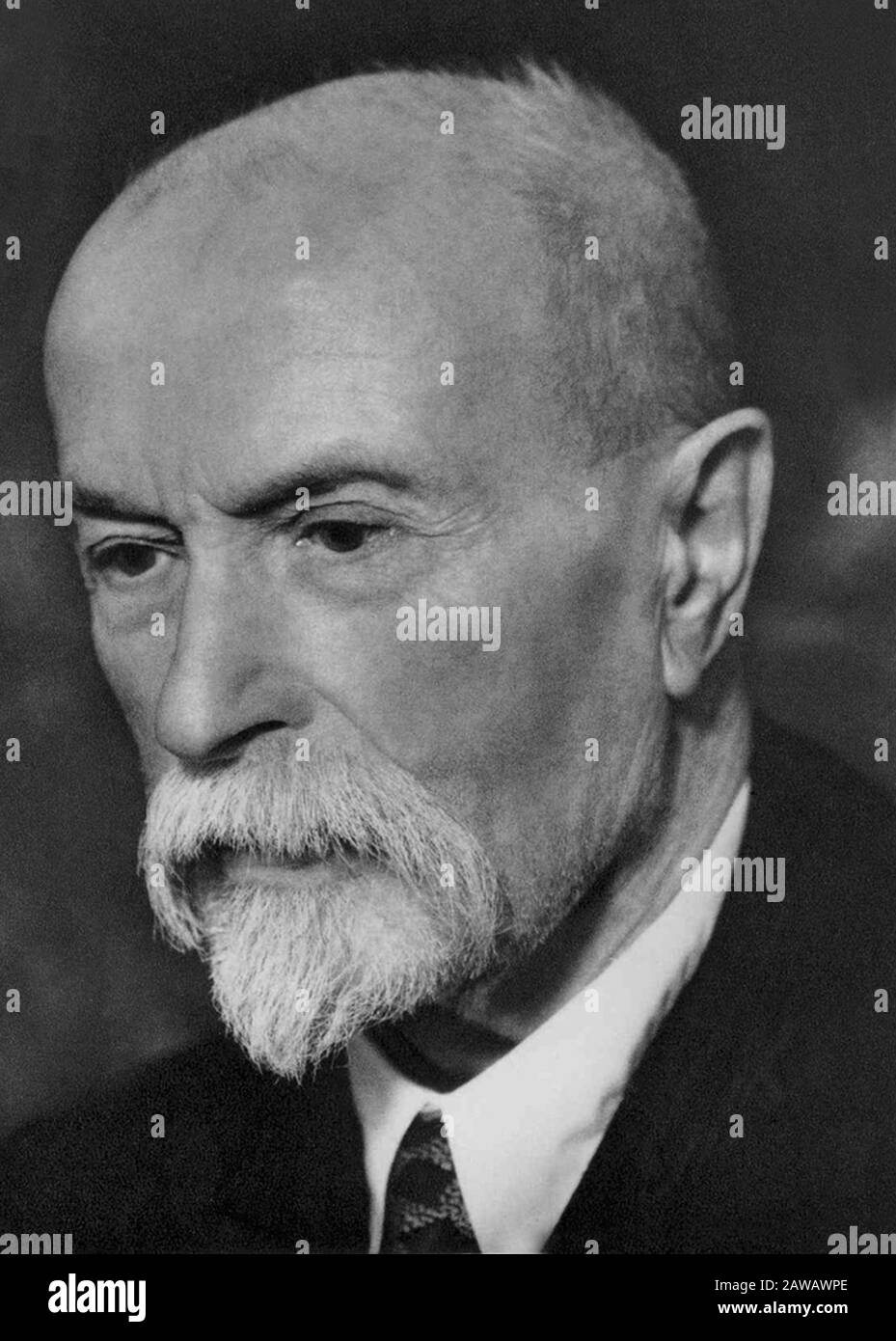 1935 ca, Praha , : il politico cecoslovacco , sociologo e filosofo Tom·ö Garrigue MASARYK ( 1850 - 1937 ) . Era un sostenitore desideroso di Czecho Foto Stock