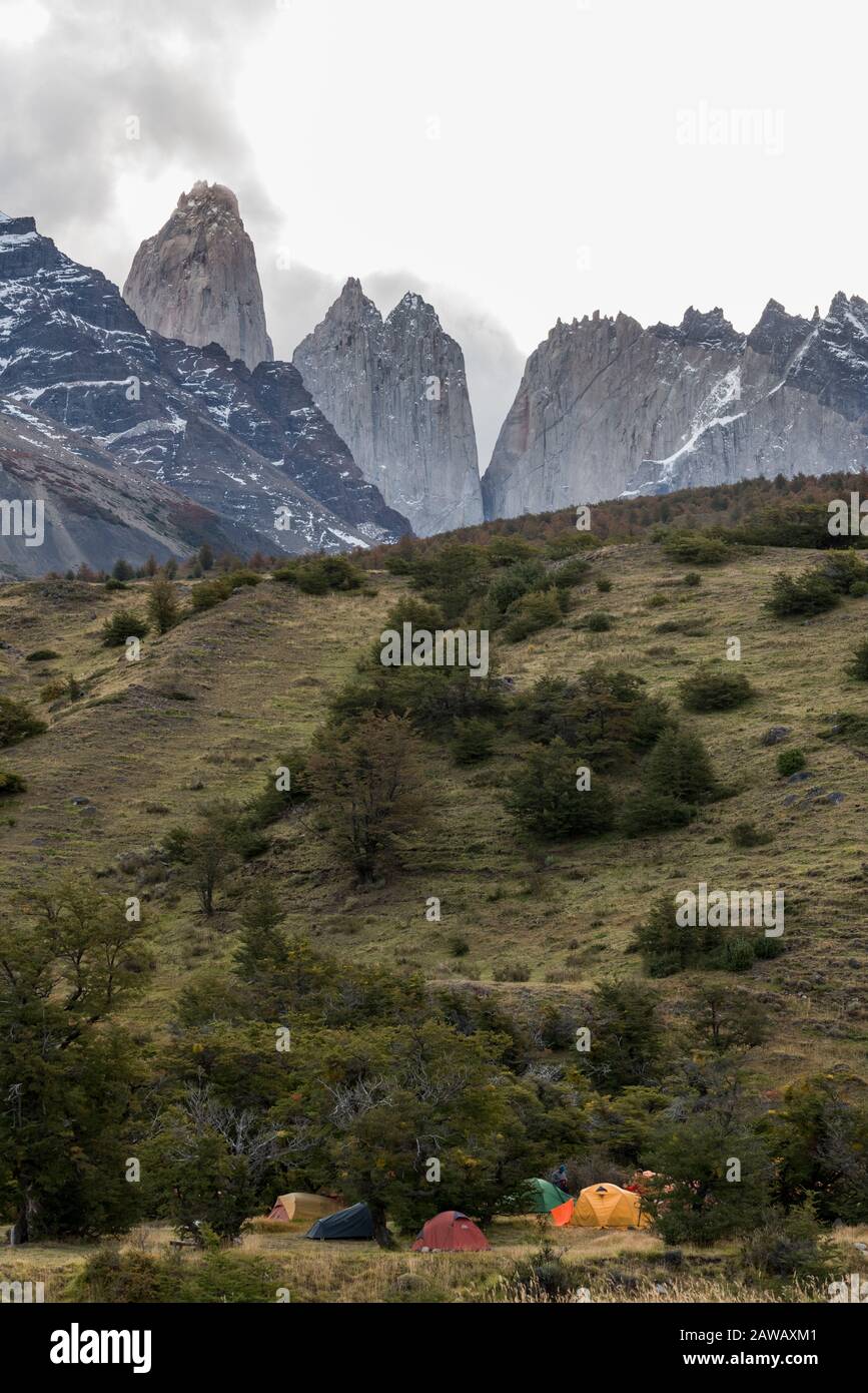 Foto di un campeggio a Torres del Paine con le montagne sullo sfondo - Cile Foto Stock