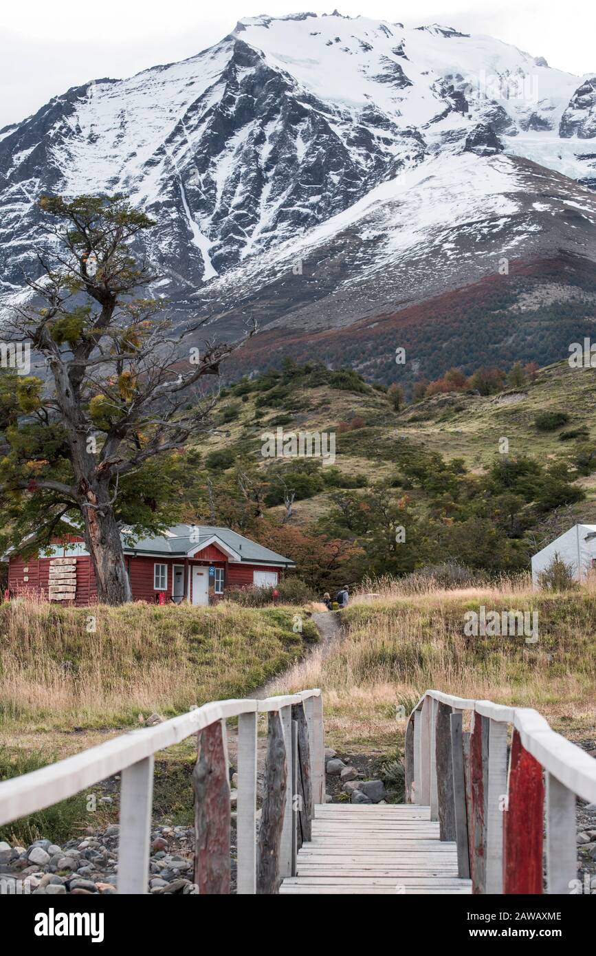 76/5000 Foto di un campeggio a Torres del Paine con le montagne sullo sfondo - Cile Foto Stock