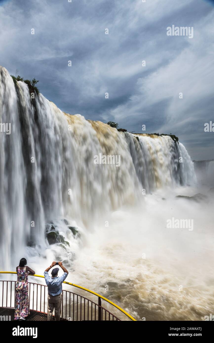 Bella lunga esposizione immagine dei turisti che guardano le Cascate di Iguazu, Brasile. Foto Stock